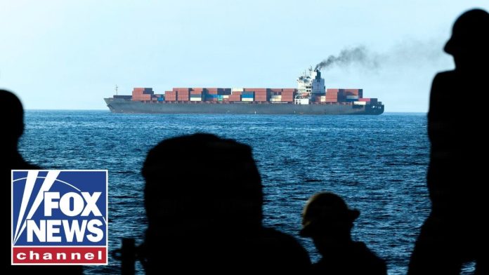 JUST IN: Chinese SUPERTANKER passes through Strait of Hormuz